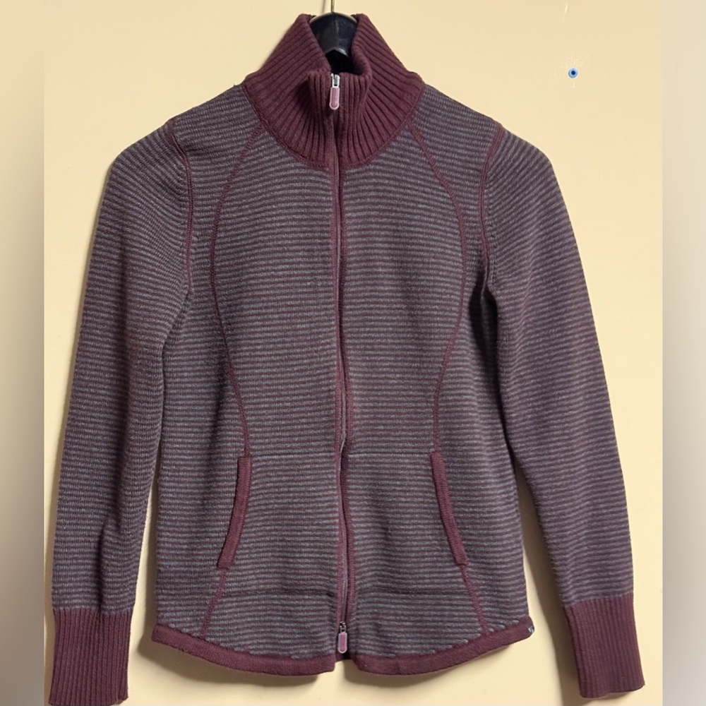 🇨🇦🇨🇦🇨🇦Eddie Bauer Zipped Up Sweater💜💜💜